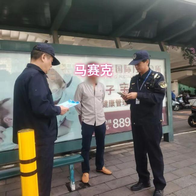 两东说念主在深圳公交站台抽烟被罚 叹惜巨匠方式斯文次序