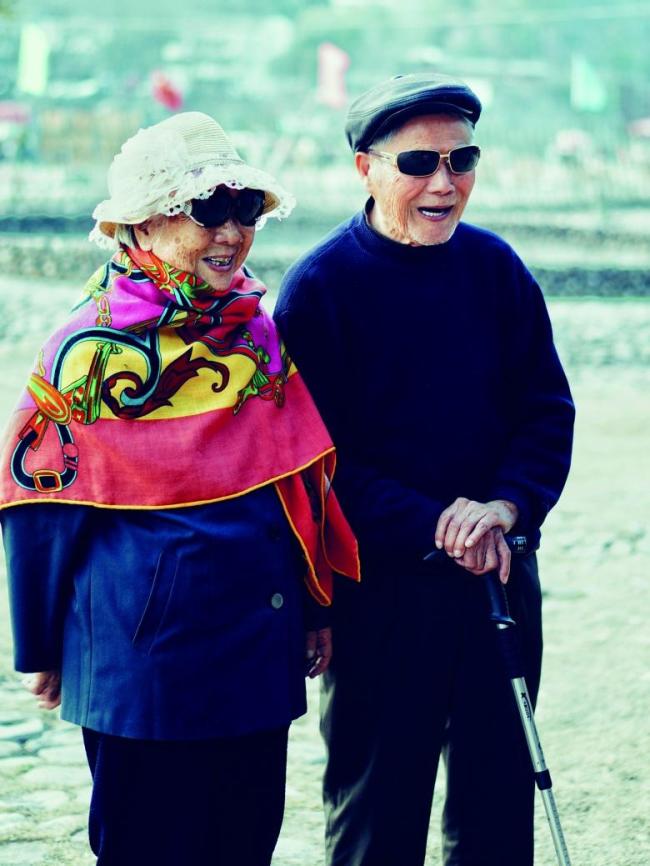 101岁奶奶“反向作息”追剧到凌晨 晚睡晚起享生活