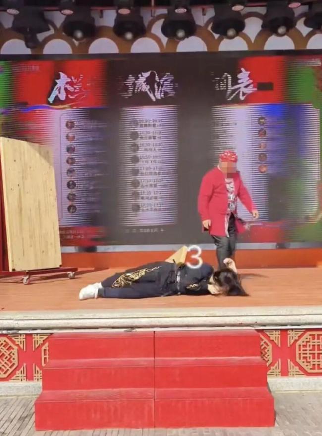 景区飞刀表演疑失误尖刀砸中演员面部
