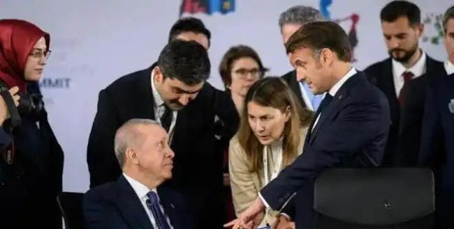 马克龙眼球充血俄媒拱火疑又被家暴 舆论狂欢下的政治博弈