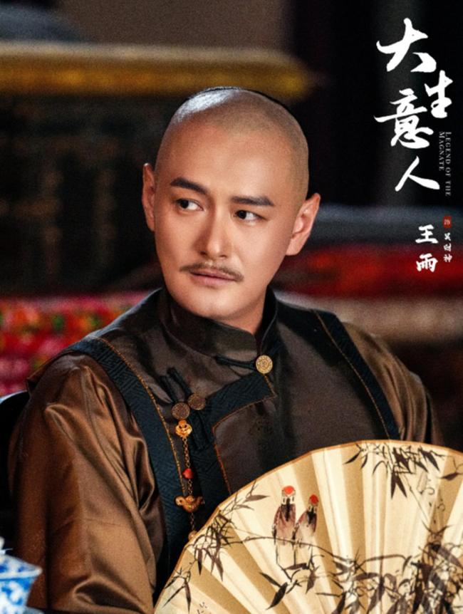 王媛可晒全家福，老公王雨终于露脸，俩犬子长雷同，一家颜值爆表 低调相伴13年