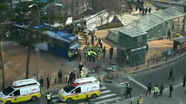 韩国首尔一大巴冲入建筑 4人受伤1人重伤