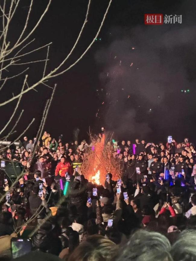 呆呆的刨猪宴：乡愁与流量的双向奔赴 万人“突袭”小山村