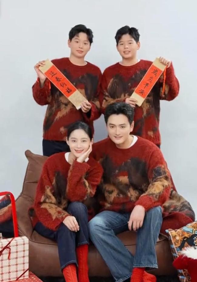 王媛可晒全家福，老公王雨终于露脸，俩犬子长雷同，一家颜值爆表 低调相伴13年