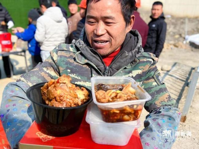 小伙工地旁卖10元管饱卤肉饭爆火 工地“子涵”们走红网络