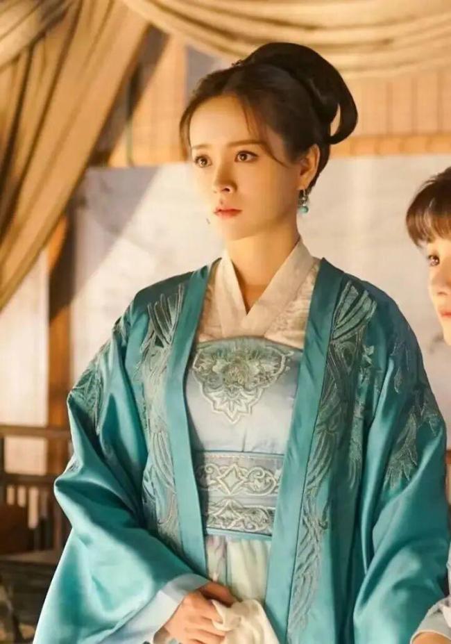 演员邓莎疑似官宣和大19岁丈夫离婚 十六年感情终落幕