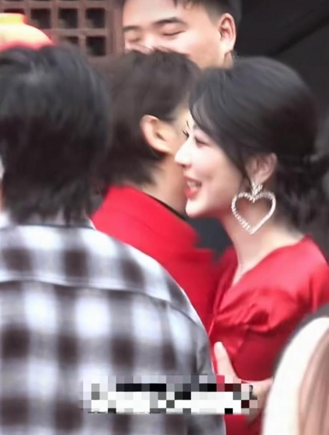 徐帆给杨紫先容犬子 红毯和顺技艺