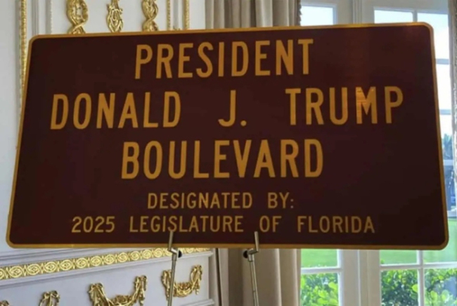 特朗普为“特朗普大道”揭牌 点亮国家自豪感