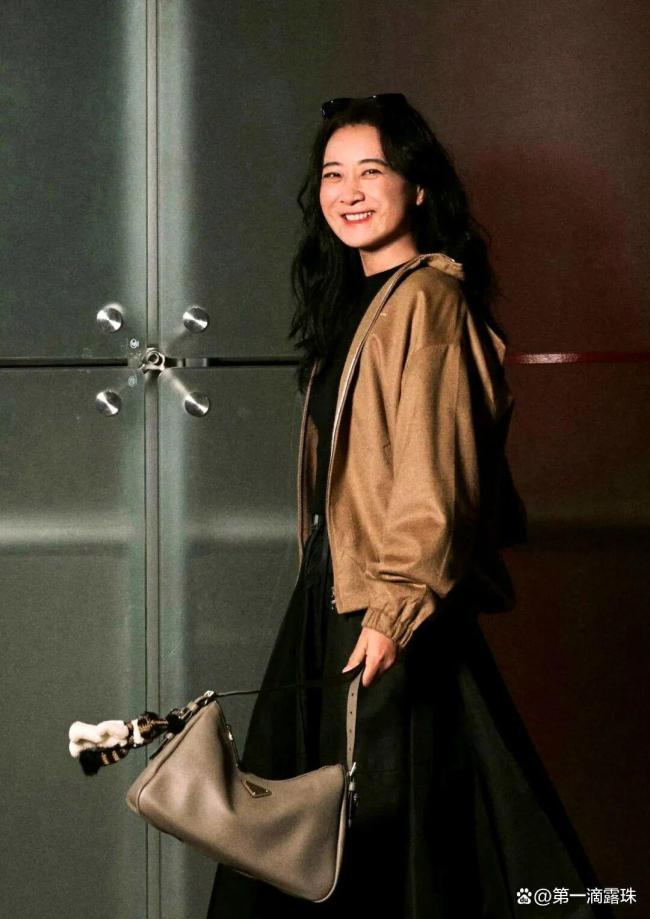 贾玲亮相米兰『时装周』机场路透 健康瘦身气场全开