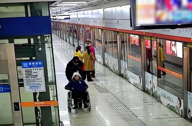 乘客突发心脏病 众人伸手紧急施救 温暖救援全程记录