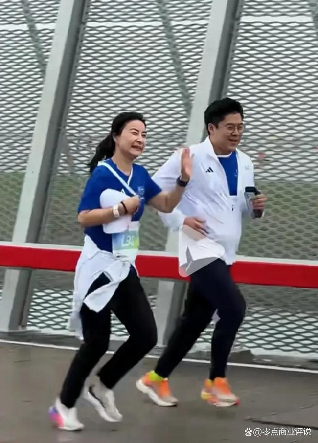 霍启刚记录郭晶晶冲线瞬间 名人风采闪耀马拉松