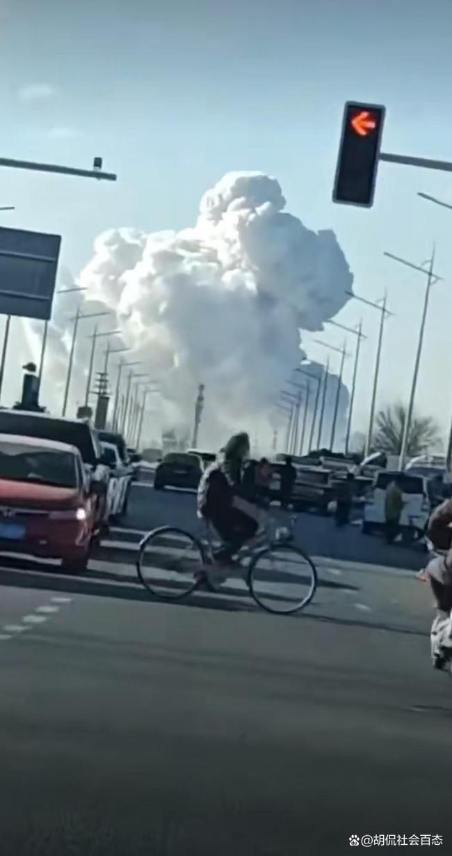 包头爆炸现场升起蘑菇云 震感明显 全城关注救援进展