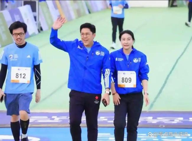 霍启刚记录郭晶晶冲线瞬间 名人风采闪耀马拉松