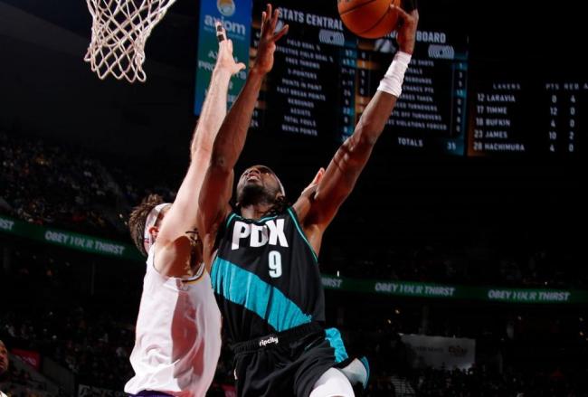 詹姆斯单核20+9+8被吹恶犯！残阵湖东说念主不敌斥地者 杨瀚森1乖张 格兰特夏普乐福率队胜出