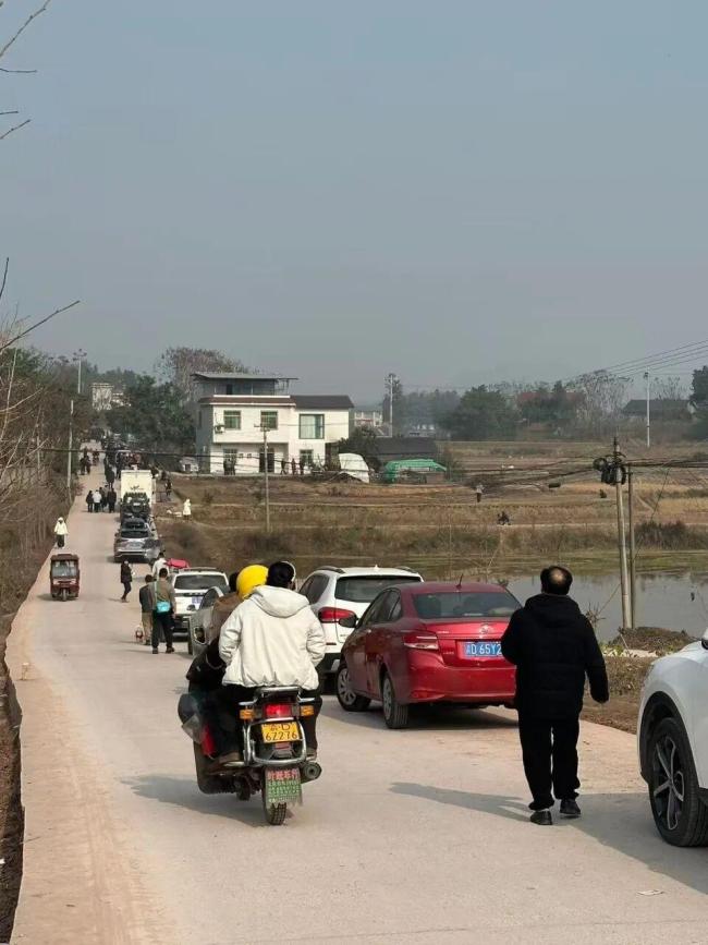 刨猪汤出圈后重庆庆福村仍有主播驻留