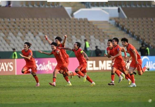 中国球迷久违狂欢！U23国足赢球技艺：酒馆客厅寝室全鼎沸了