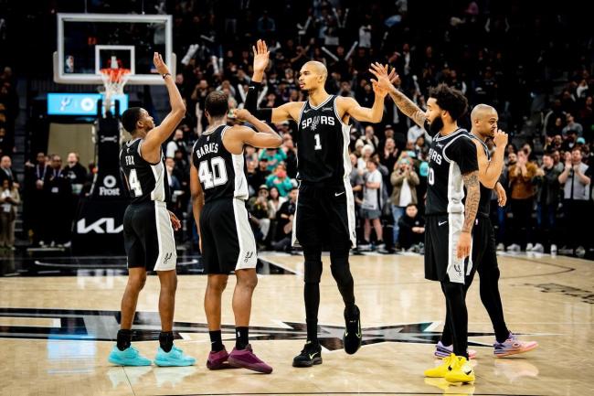 爱德华兹空砍高分你以为缺憾吗 孤胆英豪难敌团队篮球