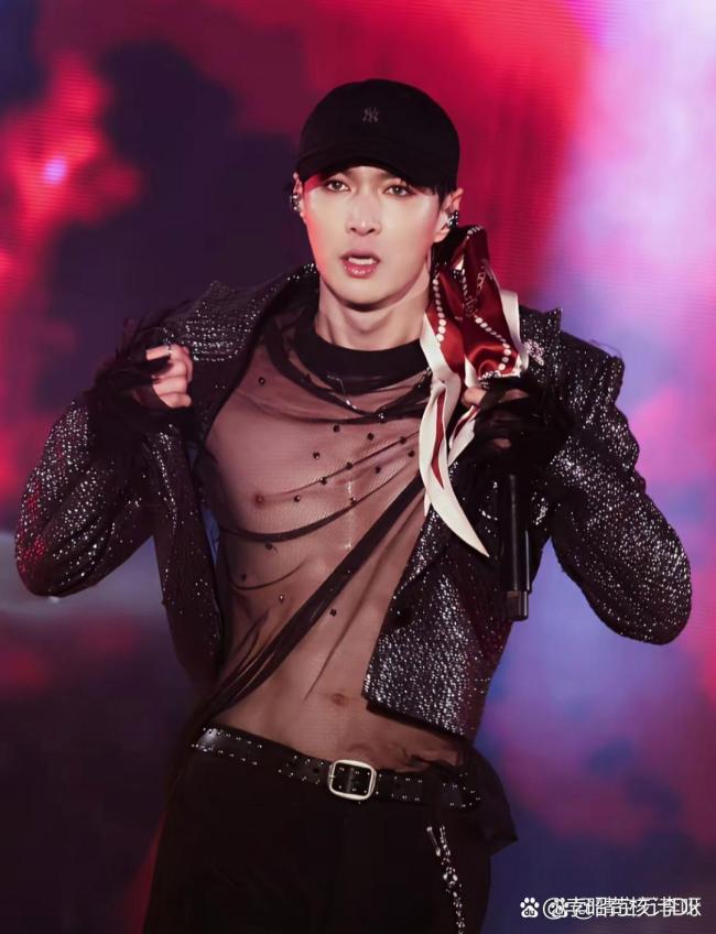 保安团队效法张艺兴跳舞获本东说念主点赞 新习惯神曲风靡全网