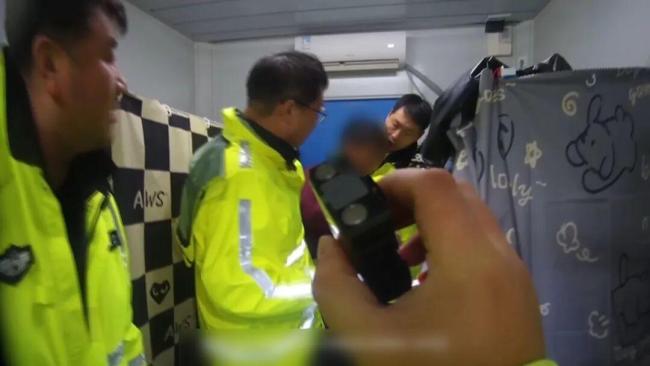 北京街头发生三车相撞事故，女子被撞重伤昏迷！肇事司机竟逃回工地睡觉 醉驾逃逸酿悲剧