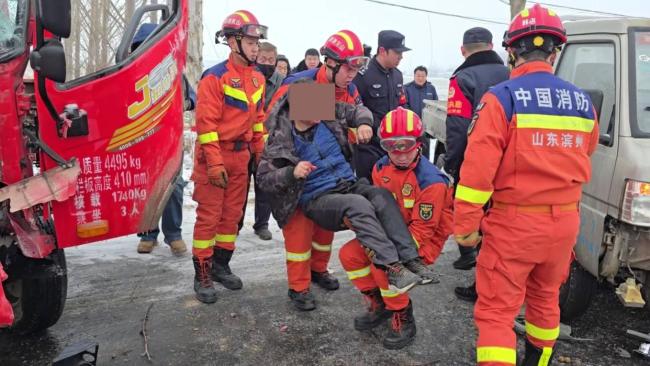 雪天3车连撞1人被困消防救援