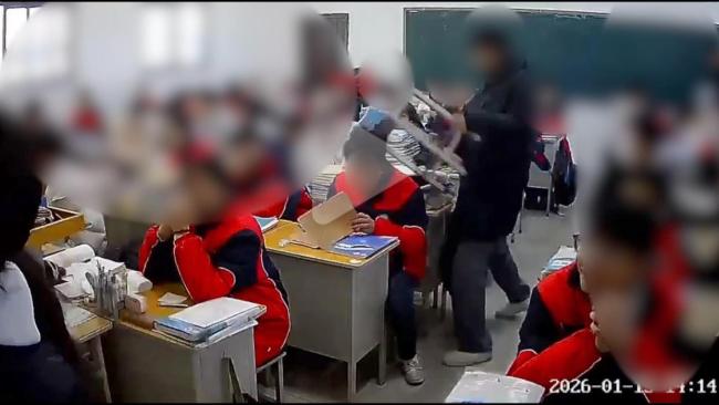 某地一男孩用凳子猛砸同学后脑勺