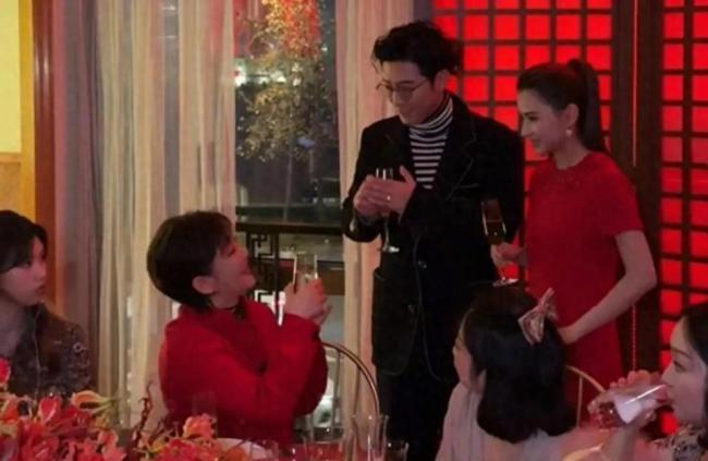 窦骁何超莲向徐帆敬酒