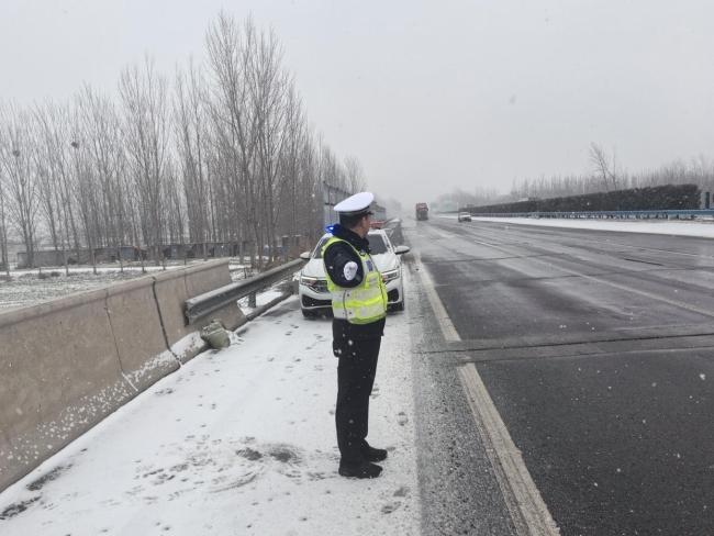 河南多部门集合除雪融冰护航出行 全力保险说念路畅达