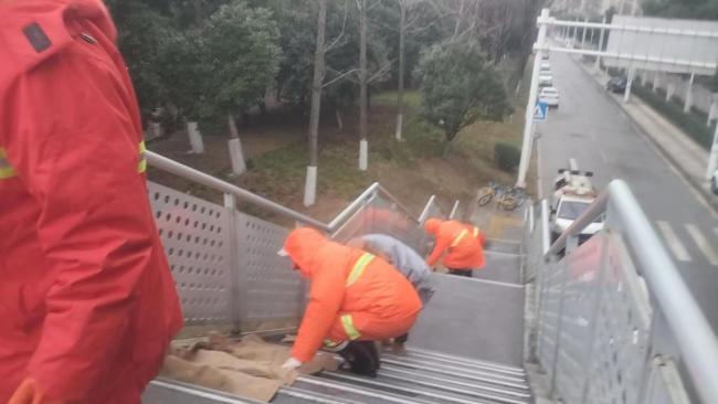 武汉启动低温雨雪冰冻灾害应急响应 24小时值守保安全