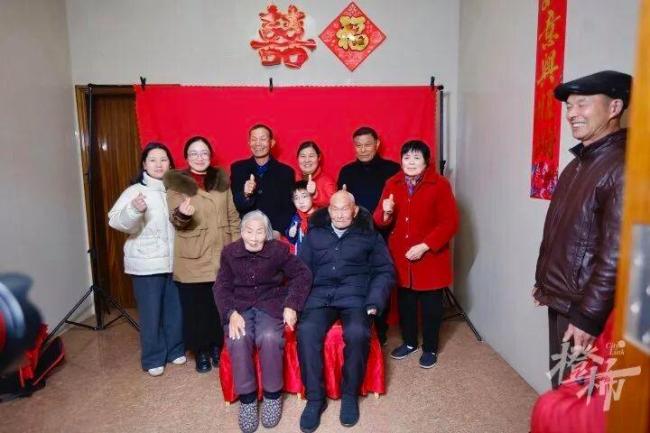 杭州一对百岁夫妻同年同月同日生 共度百岁人生