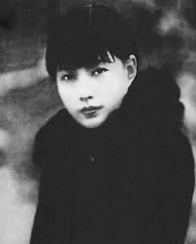 孟小冬究竟有多漂亮？一嫁梅兰芳二嫁杜月笙，美得让人移不开眼！ 舞台与情感的传奇一生