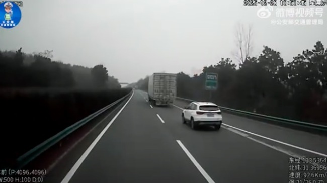 把大车司机都气笑了!小车连续变道还睁眼说瞎话