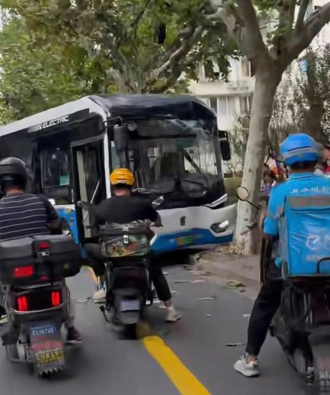 两车疑似斗气引发三车连撞 路怒危机再引关注