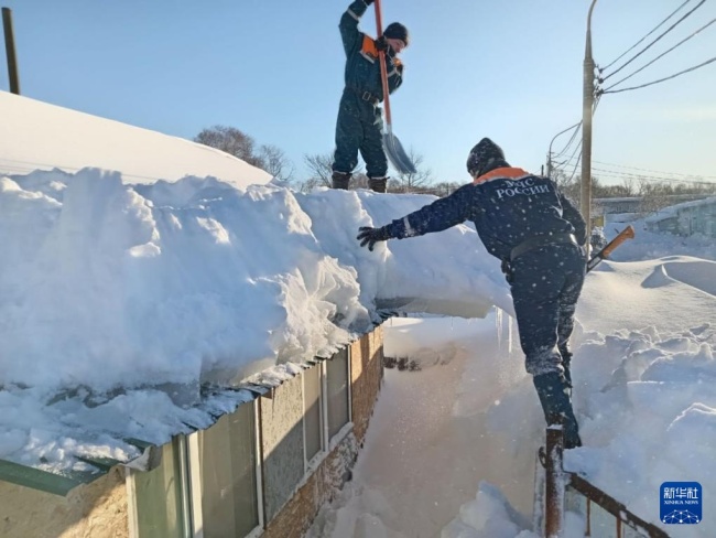 俄远东一地遇罕见极端暴雪 积雪超两米