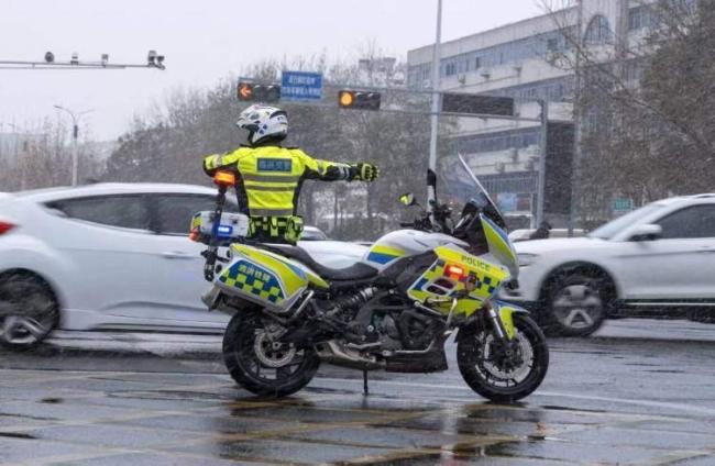 江苏宿迁最好意思“雪警”护祯祥 风雪中的仁爱看守