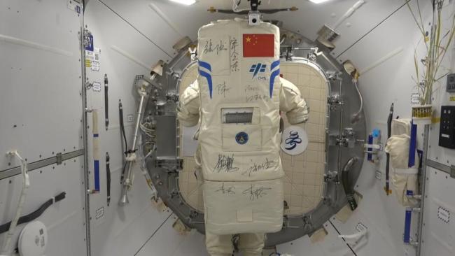 中国空间站送别老战友 功勋舱外服归航