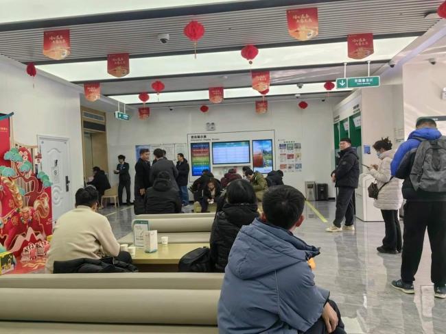 “马币马钞”线下兑换首日 市民热情高涨