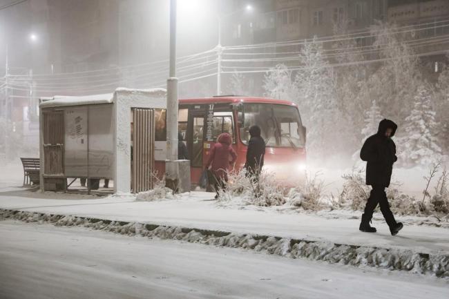 俄罗斯一地居民挖通积雪才能回家 雪中逃生记