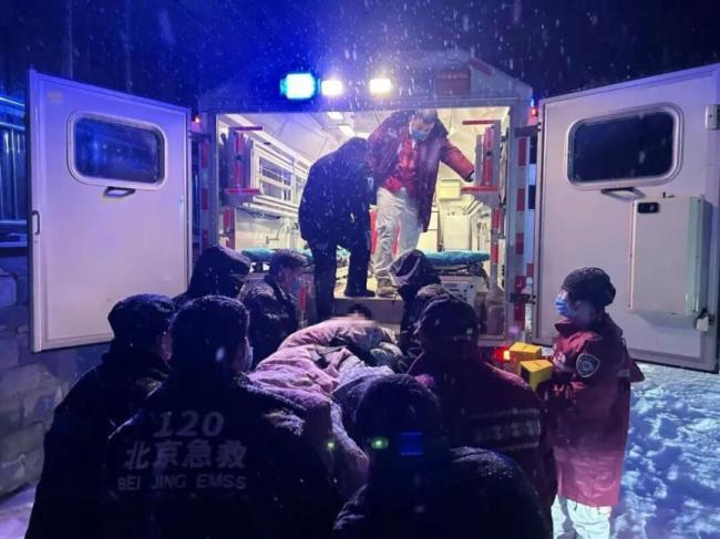 北京120市区两级应急联动，深夜暴雪救援高坠伤员 风雪中的生命守护者