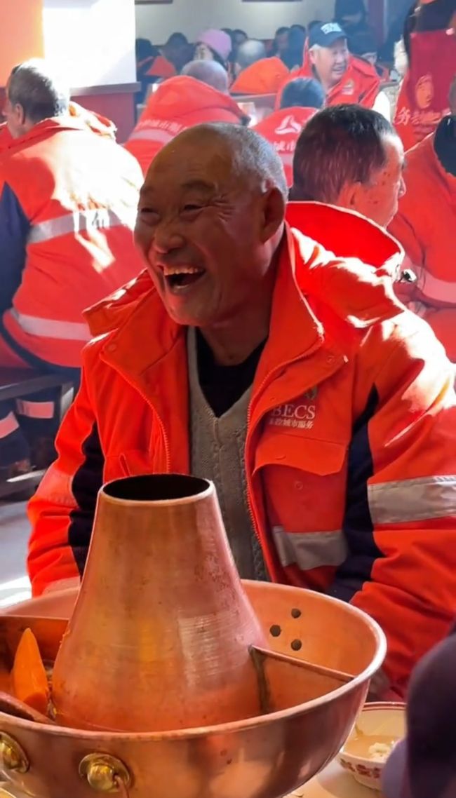 官方回应男子请2000名环卫工吃火锅 爱心善举温暖人心