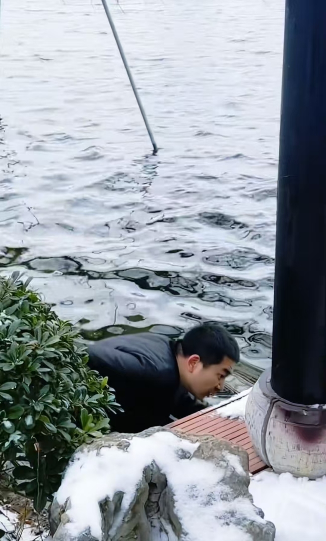 两名民警在-5℃低温下跳湖救东说念主 大胆行径获网友点赞
