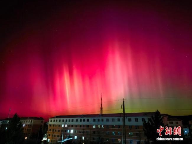 北方多地现绝美极光 游客踏雪追光