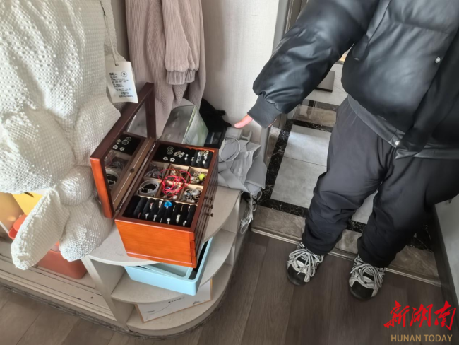 黄金回收店主遥控篡改克数吞金11克 黑心店主“吞黄金”