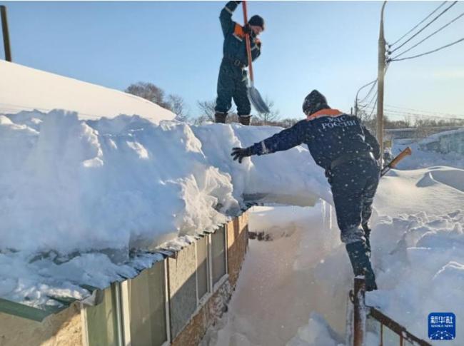 俄暴雪堆出楼高雪坡是假的 AI生成视频误导大众