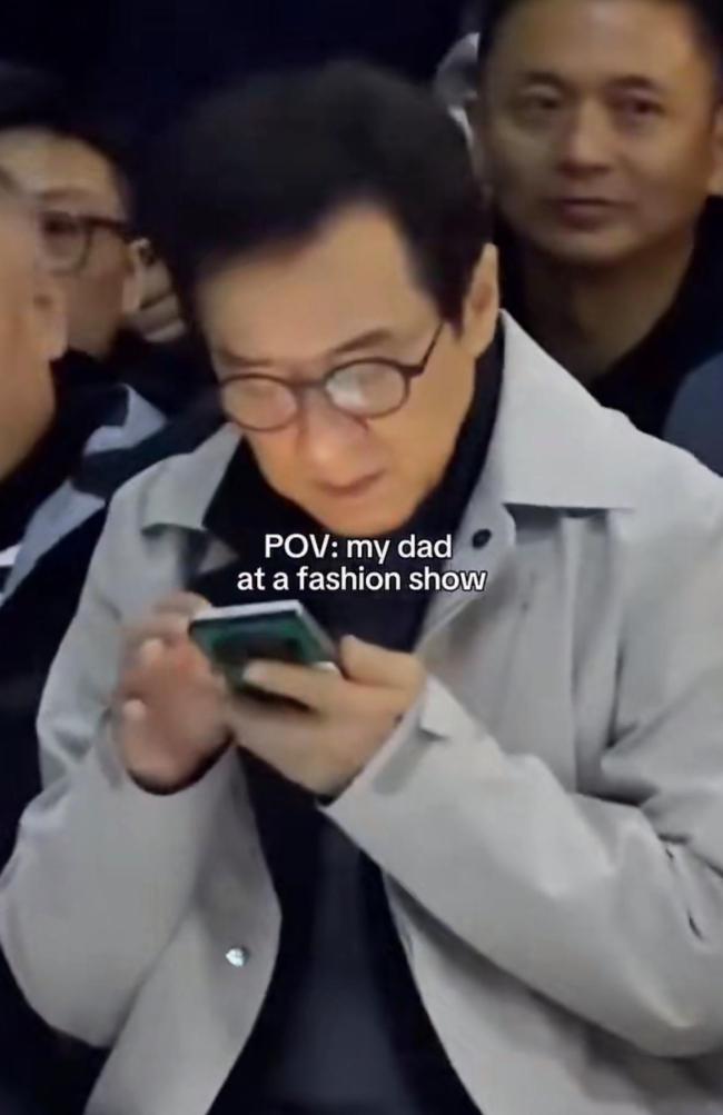 成龙第一次参加时装周的样子 朴实造型引发共鸣