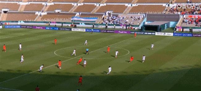 压着打！国足U23连续19脚传递，这次45度炸换拜合拉木或许就进了