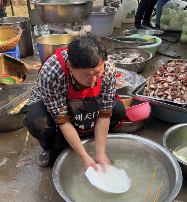 刨猪宴“摇人”女孩呆呆入驻百度 温暖人心的乡土盛宴