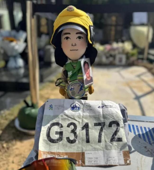 同袍带殉职消防员照片跑完半马 缅怀英雄完成遗愿