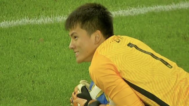 神剧情！U23国足彭啸进球被吹，但越南报复性踢人直红