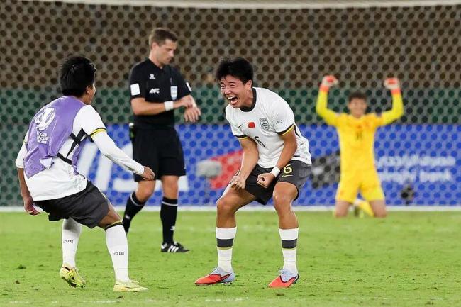 再看亿遍！现场实拍U23国足3粒精彩进球 安东尼奥被队员抛起瞬间 中国足球的荣耀时刻