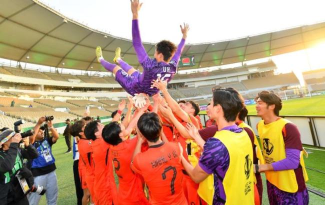 李昊练习飞身扑救!实拍U23国足战越南赛前,队内欢乐氛围轻松 门神时刻闪耀亚洲杯